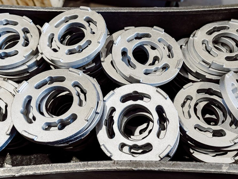 低壓鑄造和重力鑄造哪個好？如何選擇更適合的鑄造工藝？